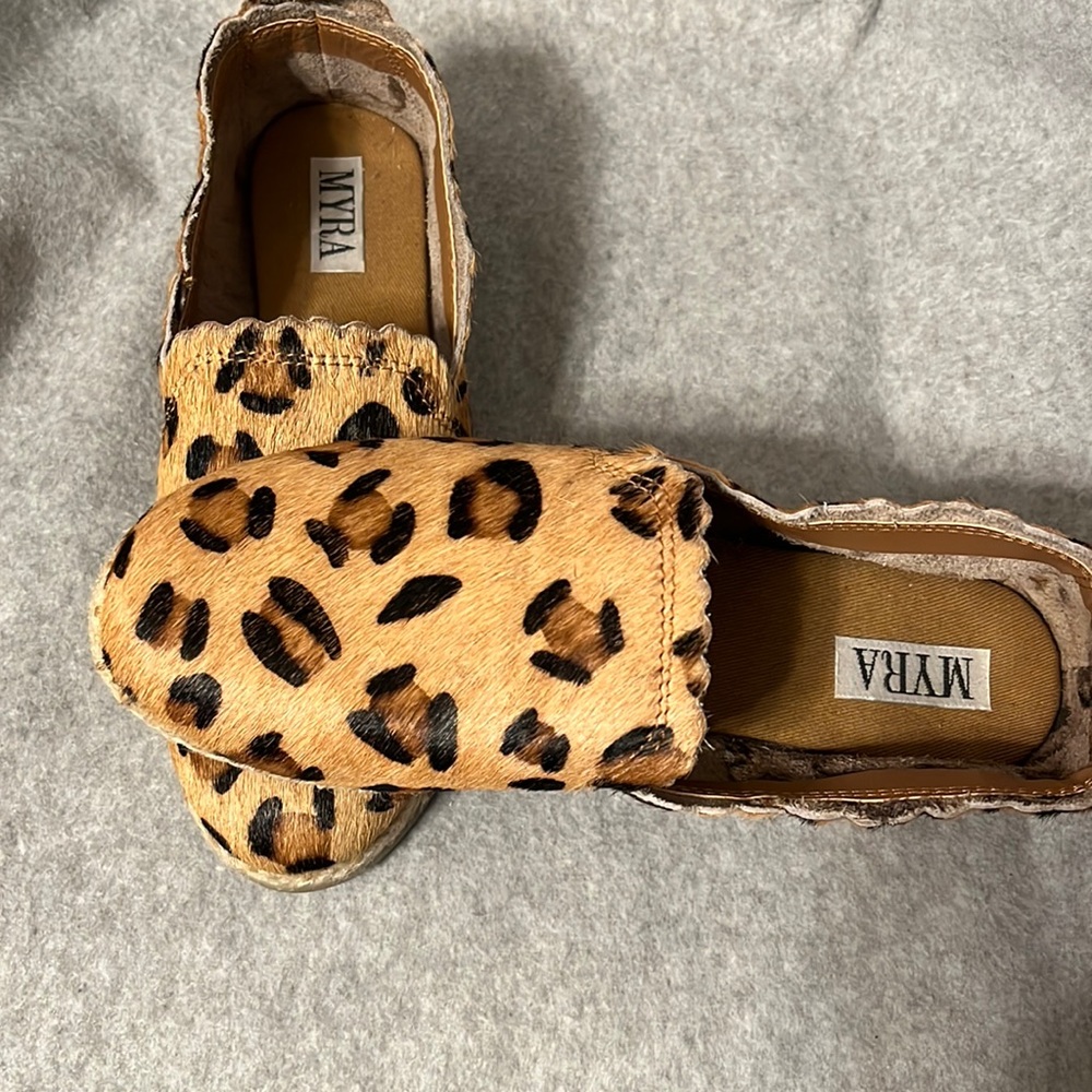 NWOT Leather cowhide moccasins with hand stitch around the sole.